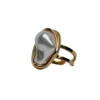 Anillo grande dorado ajustable con piedra blanca irregular estilo perla barroca modelo Akora.