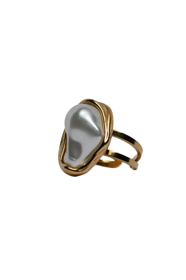 Anillo grande dorado ajustable con piedra blanca irregular estilo perla barroca modelo Akora.