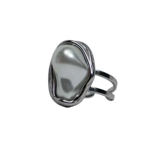 Anillo plateado maxi con piedra blanca orgánica y montura texturizada modelo Akora.