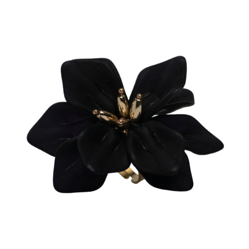 Anillo grande de mujer con forma de flor negra mate y centro dorado modelo Dary Blossom.