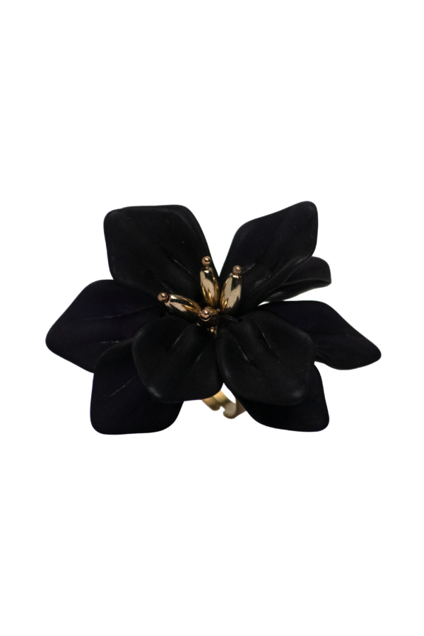Anillo Dary Blossom Negro Anillo grande de mujer con forma de flor negra mate y centro dorado modelo Dary Blossom.