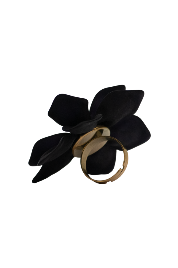 Anillo Dary Blossom Montura Acero Vista posterior del anillo Dary Blossom mostrando la montura sólida de acero inoxidable dorado que sostiene la flor de acrílico.