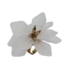 Anillo grande de mujer con forma de flor blanca material acrílico y acero inoxidable modelo Evangeline.