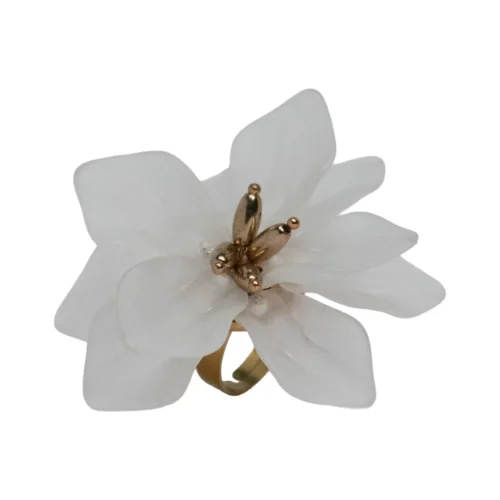 Anillo grande de mujer con forma de flor blanca material acrílico y acero inoxidable modelo Evangeline.