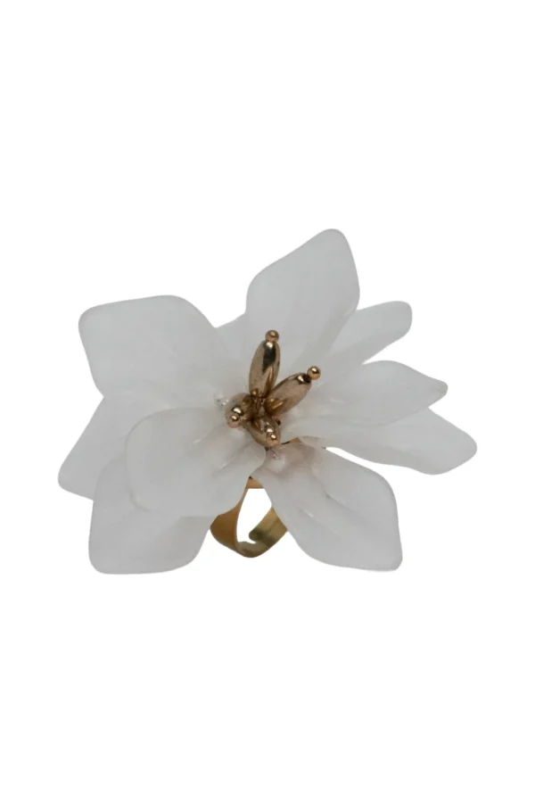 Anillo grande de mujer con forma de flor blanca material acrílico y acero inoxidable modelo Evangeline.