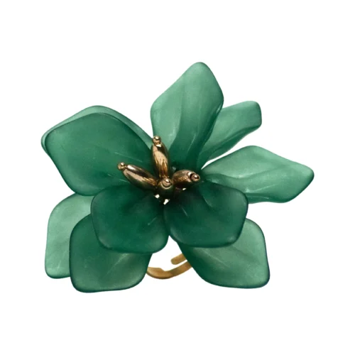 Anillo grande de mujer con forma de flor verde mate y centro dorado modelo Ophelia.