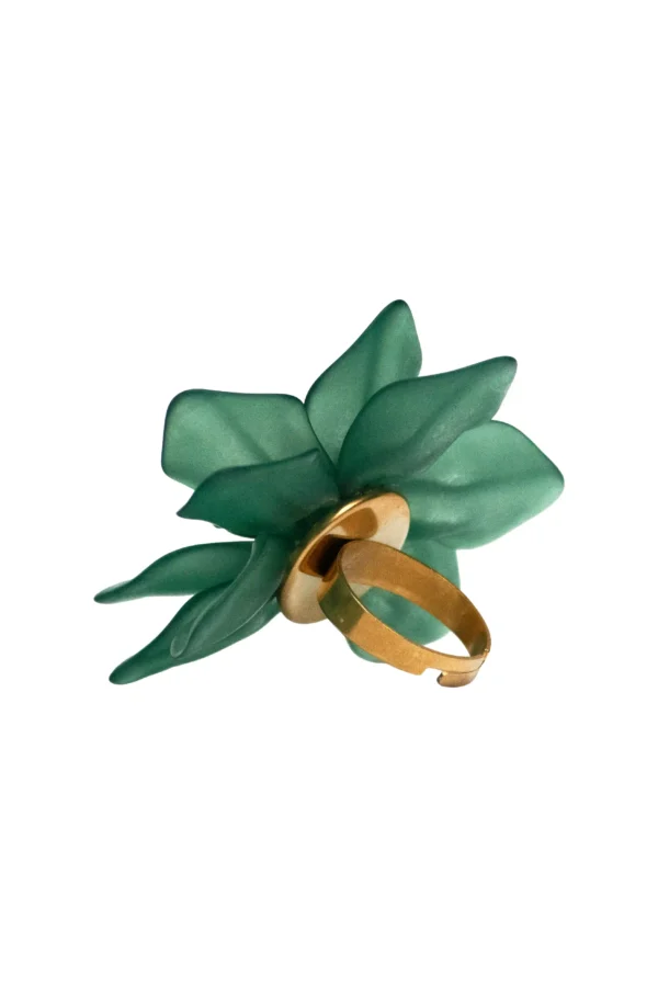 Anillo Ophelia Montura Vista posterior del anillo Ophelia mostrando la estructura de acero inoxidable dorado que sostiene la flor verde.