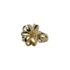 Anillo Roseta Floral Anillo dorado con forma de flor rosa modelo Roseta en oro laminado 18k otro ángulo.