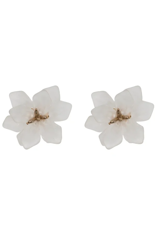 Aretes de flor blanca grandes modelo Evangeline de acrílico y acero ideal para novias o eventos.