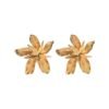 Aretes Garden Oro Aretes grandes de flor dorada texturizada en oro laminado 18k modelo Garden.