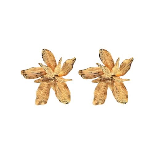 Aretes grandes de flor dorada texturizada en oro laminado 18k modelo Garden.