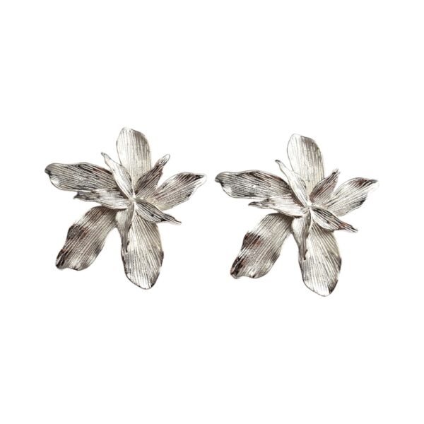 Aretes Garden Plata Maxi aretes plateados con forma de flor metálica brillante para fiesta.
