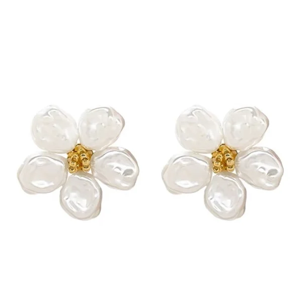 Aretes pequeños de mujer con forma de flor pétalos de perla y centro chapa de oro 14k.