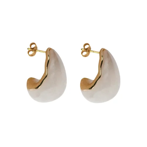 Aretes Serenity Blanco Aretes de diseño orgánico Serenity en acero inoxidable y piedra selenita blanca.