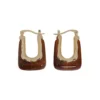 Aretes tipo huggies dorados con detalle de cuarzo ámbar tono café miel.