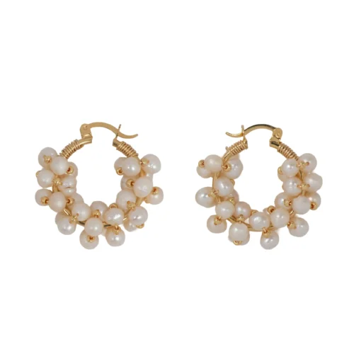 Arracadas de oro laminado 14k decoradas con racimo de perlas naturales italianas pequeñas.