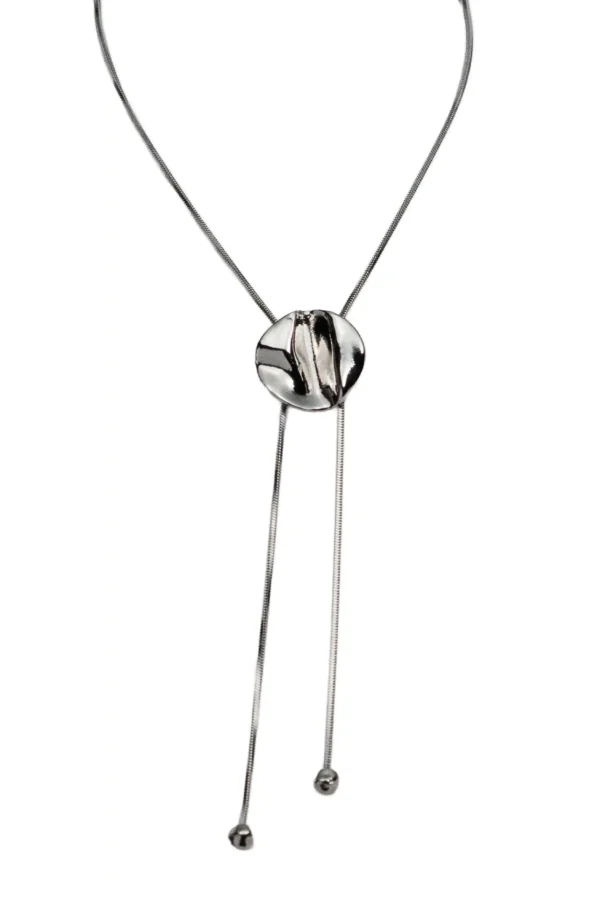 Collar corbatín plateado modelo Elyse con dije circular de textura ondulada ajustable.