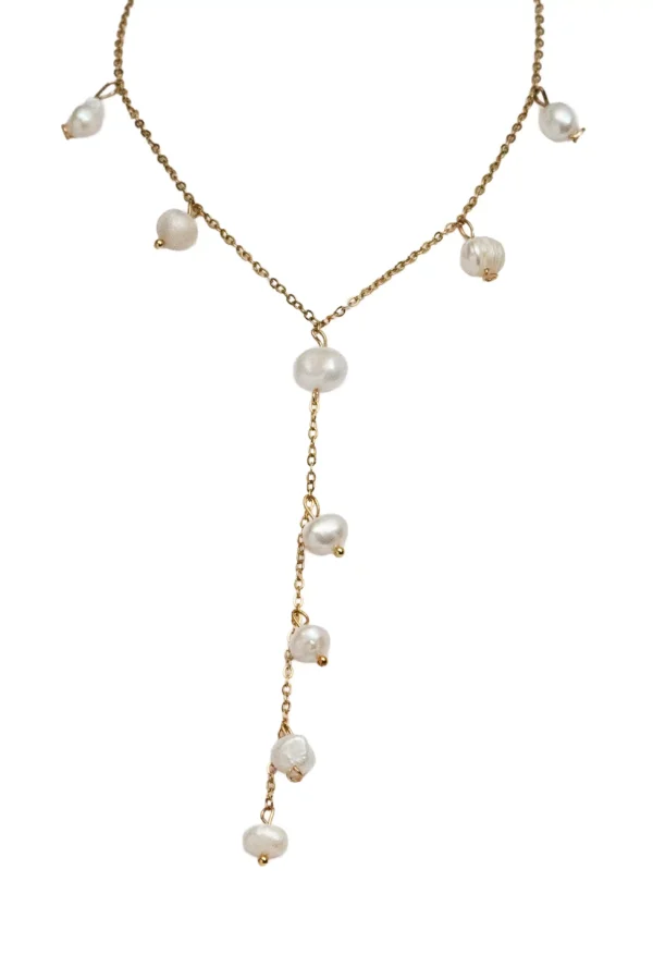 Collar Corbatin Perla Natural Rio Collar delicado tipo corbatín con perlas naturales de río colgantes y cadena de acero dorado.