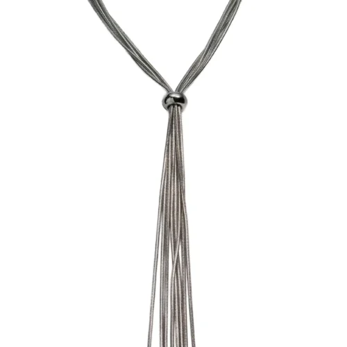 Collar largo plateado de múltiples cadenas con destellos modelo Rosalie sobre mujer.