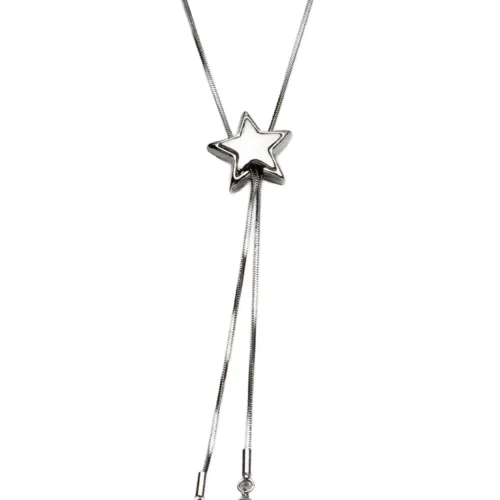 Collar corbatín plateado con dije de estrella deslizante modelo Zaniah en acero inoxidable.