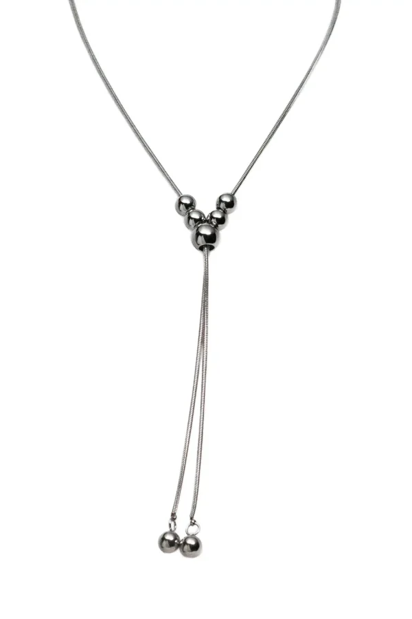 Collar Corbatin Zyra Plateado Collar lariat plateado de acero inoxidable con bolitas modelo Zyra.