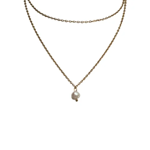 Collar de doble cadena dorada acero inoxidable con perlas naturales de río pequeñas en modelo.