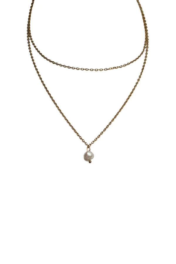 Collar de doble cadena dorada acero inoxidable con perlas naturales de río pequeñas en modelo.
