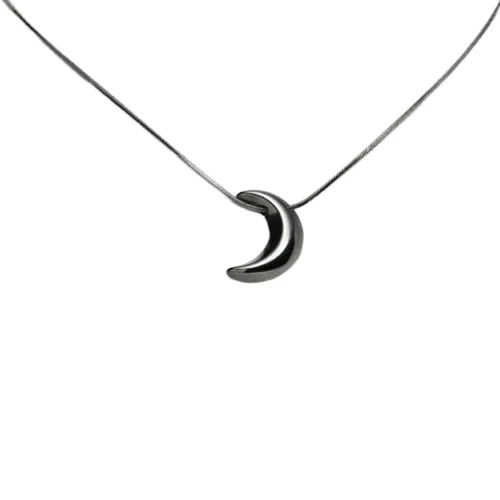 Collar minimalista con dije de media luna invertida plateada modelo Mila en acero inoxidable.