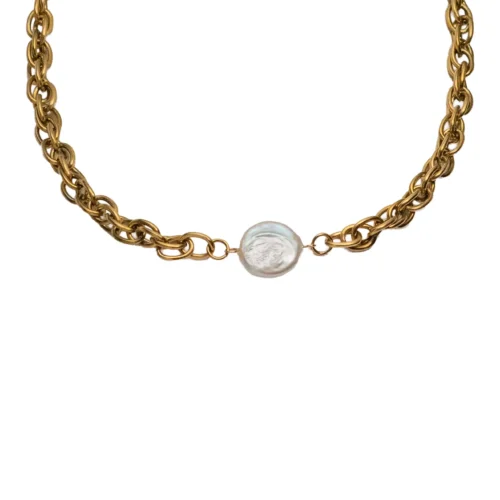 Collar de cadena gruesa dorada modelo Solenne con dije de perla barroca blanca en el centro.