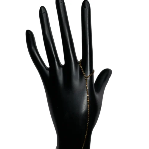 Pulsera de Mano Olivia Angulo 1 oya de mano tipo hand chain dorada conectada al dedo modelo Olivia en acero inoxidable esta es la vista del ángulo 1.