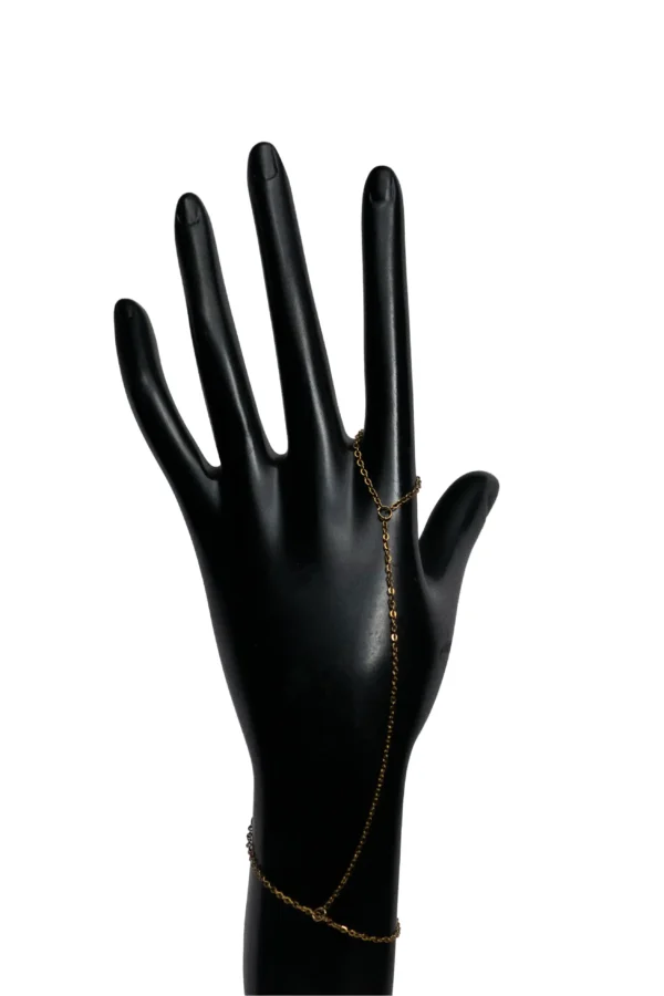 Pulsera de Mano Olivia Angulo 1 oya de mano tipo hand chain dorada conectada al dedo modelo Olivia en acero inoxidable esta es la vista del ángulo 1.