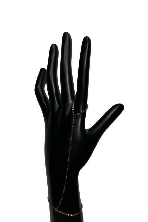 Pulsera de Mano Olivia Angulo 2 oya de mano tipo hand chain dorada conectada al dedo modelo Olivia en acero inoxidable esta es la vista del ángulo 2.