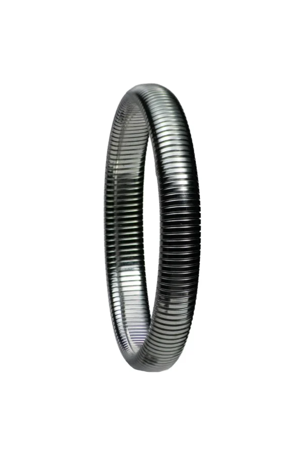 Pulsera Sofi Plateada Brazalete flexible plateado estilo tubogas modelo Sofi de acero inoxidable en muñeca de mujer.