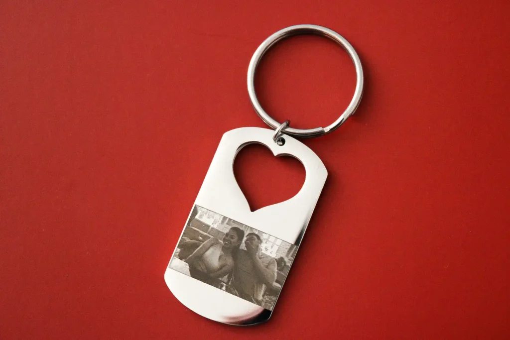 Llavero plateado tipo placa militar con recorte de corazón y fotografía de pareja grabada, regalo para novios.